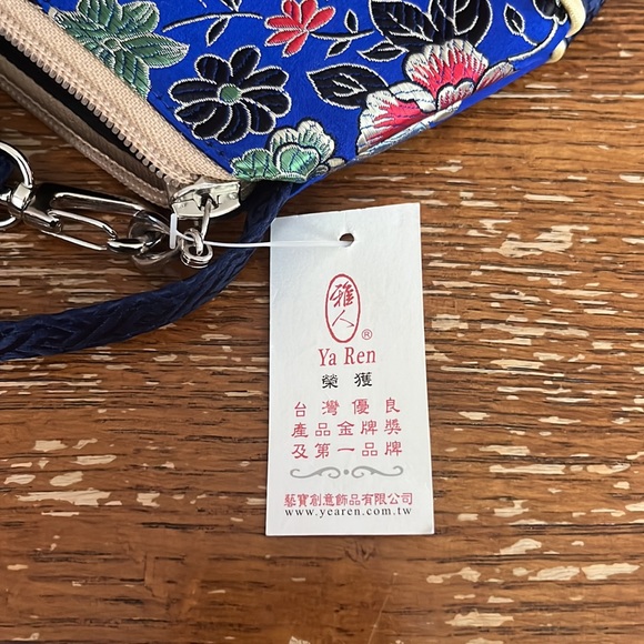 Beautiful Chinese Blue Purse with flowers - Picture 6 of 8